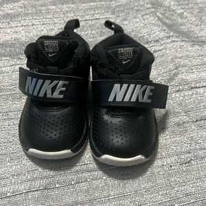 Nike Team Hustle 08 sz 4